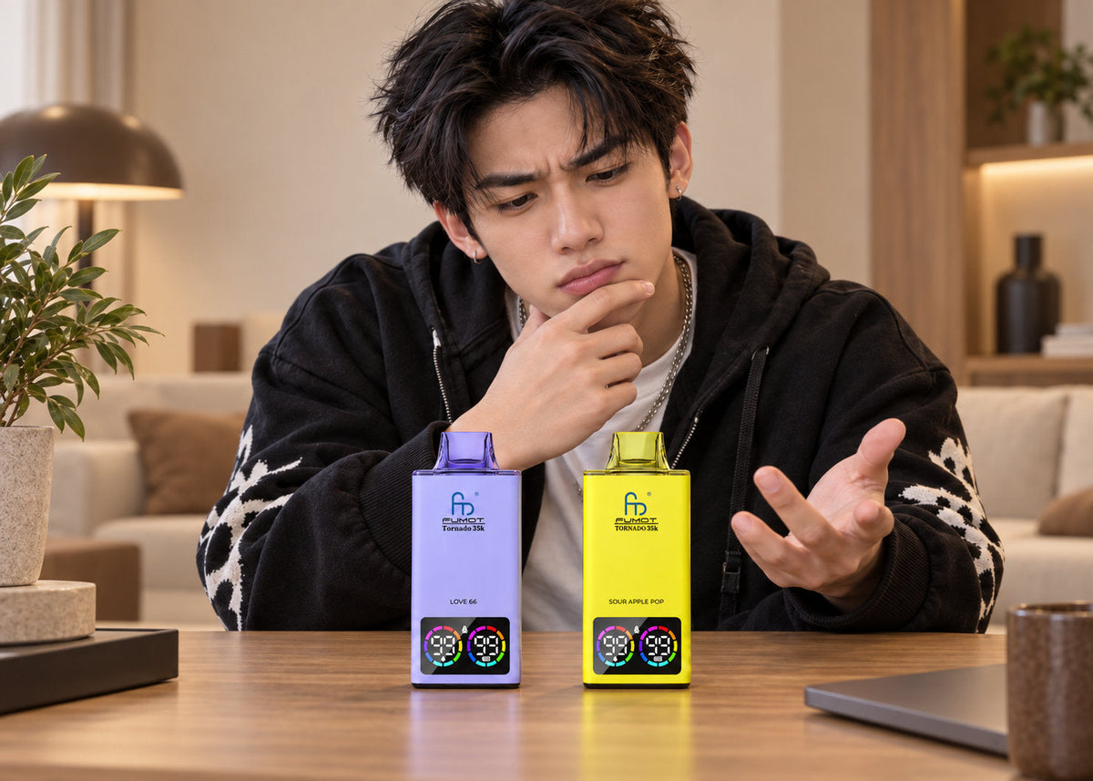 Junger Mann überlegt zwischen zwei Fumot Tornado 35K Vapes