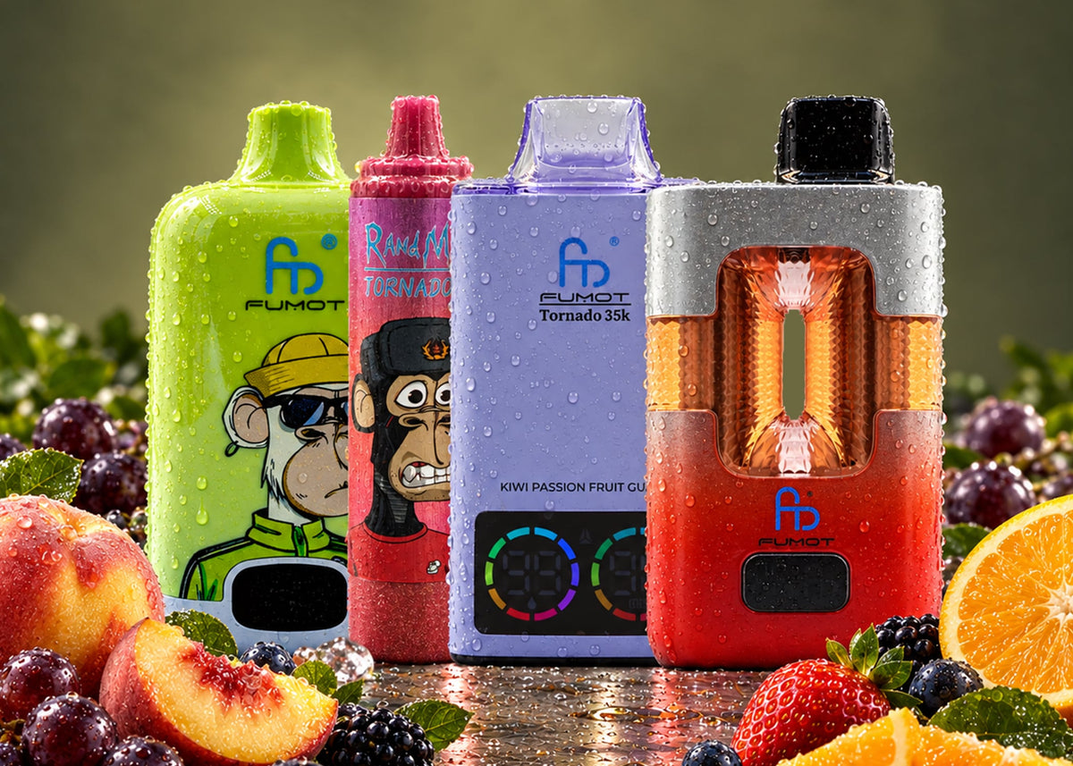 Vier RandM und Fumot Vapes nebeneinander zwischen Pfirsich, Trauben, Beeren und Orange